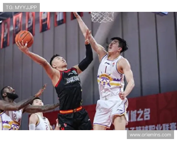 北京北控男篮迎战深圳队全力争胜展现球队实力与斗志