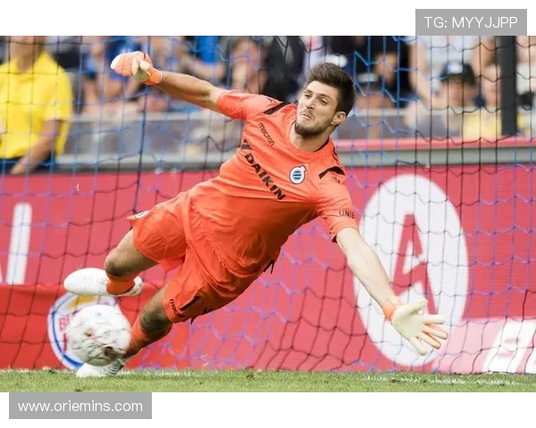 哈维西蒙斯:从青训新星到足坛璀璨明珠的成长之路 哈维西蒙斯:从青训新星到足坛璀璨明珠的成长之路